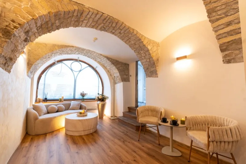 Odpočinkový lounge s pohovkou a kruhovým oknem