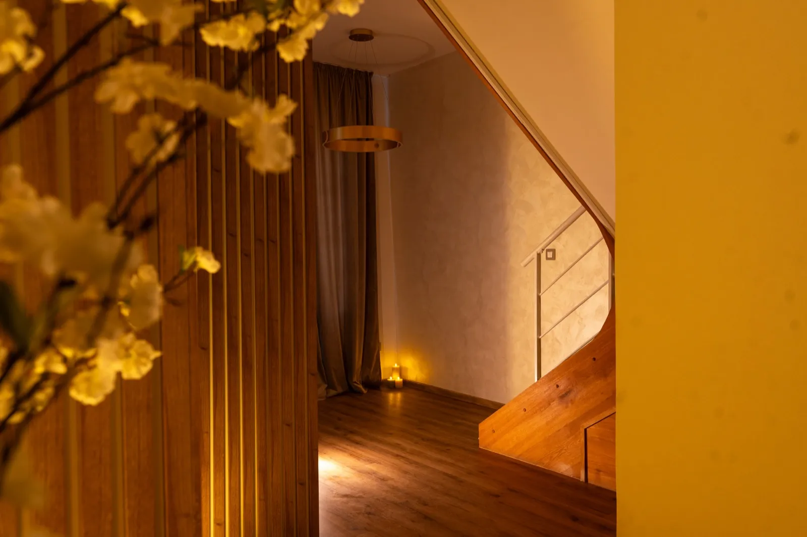 Kvetoucí větve a interiér salonu pro aromatickou masáž v Lounech
